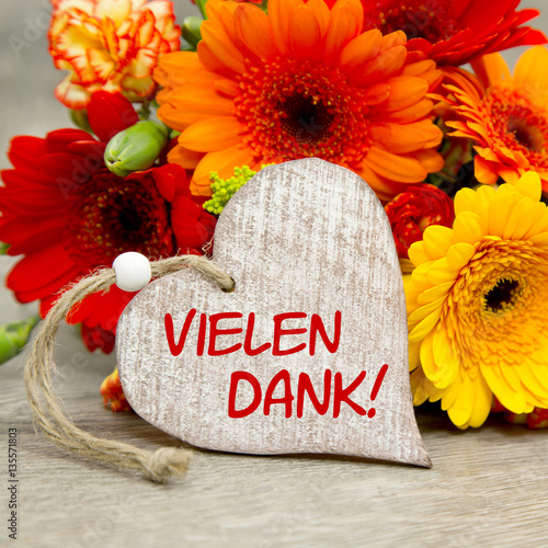 Vielen Dank Und Mit Freundlichen Grüßen "Blumen und Herz: Vielen Dank!" Stockfotos und lizenzfreie Bilder auf