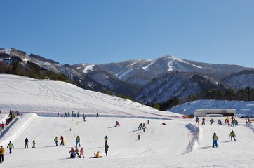 快晴の冬の日本のスキー場