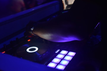 dj mezclando en club nocturno, música electrónica 