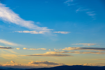Naklejka premium Beautiful Sunset Cloudy Sky Over Mountains