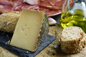 manchego cheese and spanish cold meats