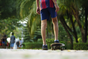 kid play skateboard