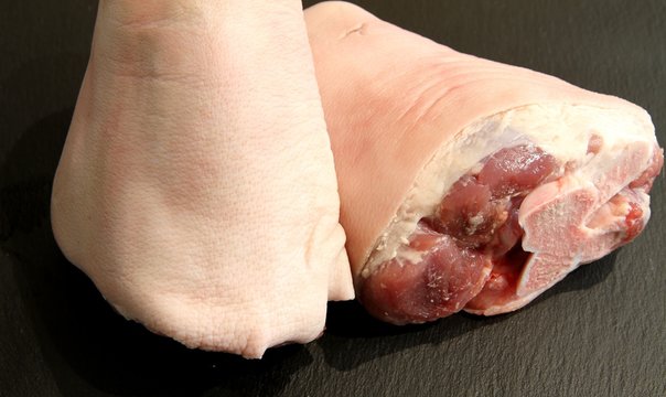 jarret de porc cru sur ardoise, jambonneau