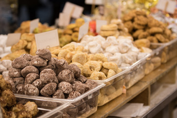 I dolci sul banco della pasticceria