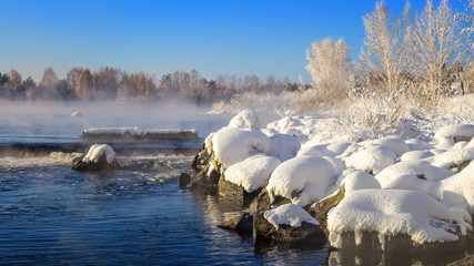 весенний пейзаж на берегу реки с туманом и лесом в инее, Россия, Урал © 7ynp100