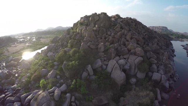 Drohnenflug &uuml;ber Steinberg in Hampi, Indien