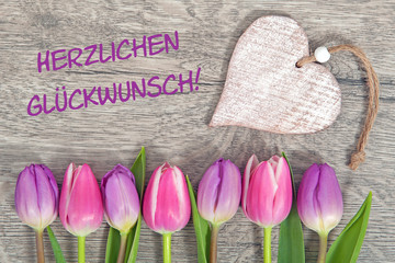 Tulpen auf Holzhintergrund: Herzlichen Glückwunsch