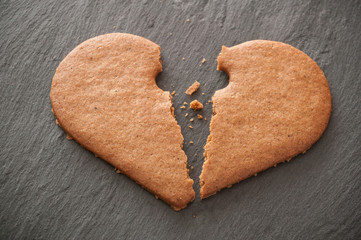 concept coeur brisé en biscuit sur ardoise