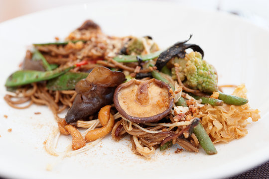 Buckwheat noodles with vegetables and mushrooms