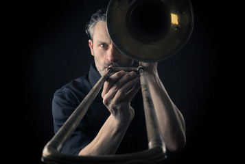 Naklejka premium Musiker mit einer alten staubigen Posaune