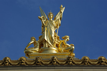 Fototapeta na wymiar Statues dorées du toit de l'opéra Garnier à Paris, France