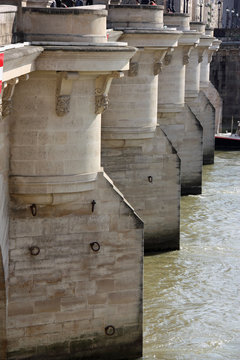 Piliers du pont Neuf sur la Seine à Paris, France