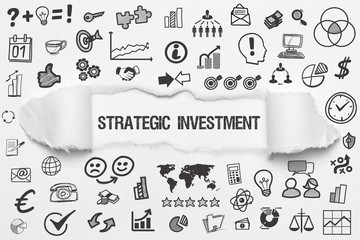 Strategic Investment / weißes Papier mit Symbole