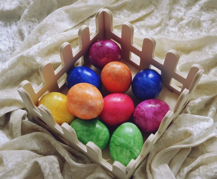 Bunte Eier im Spankorb
