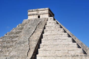 Fototapeta na wymiar Temple at Chichen Itza Mexico with one half resored