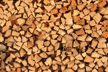 Energie - Brennholz-Stapel im Winter