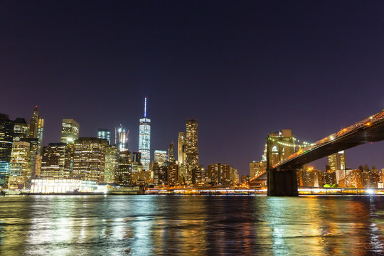 Fototapeta Brooklyn bridge and manhattan waterfront at night