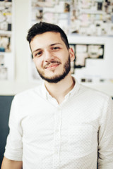 Obraz premium Portrait of a smart young man standing with arms crossed