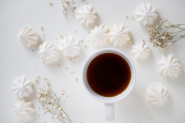 чашка чая и безе. Взгляд сверху