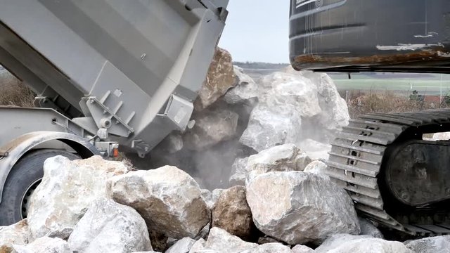 d&eacute;chargement de rochers sur le chantier