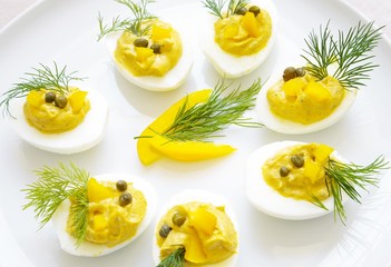 Partyteller mit Russischen Eiern, Fingerfood