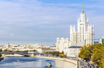 Obraz premium Kotelnicheskaya embankment building, view from the river