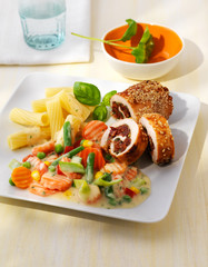 Putenroulade gefüllt mit getrockneten Tomaten