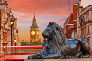 London Trafalgar Square Löwe und Big Ben © lunamarina