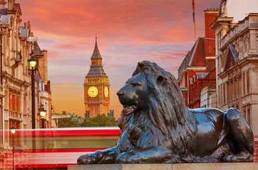 London Trafalgar Square Löwe und Big Ben © lunamarina