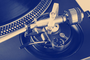 Setting weight and anti-skating customization on turntable