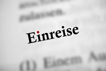 Einreise - schwarz-weiß Text, roter i-Punkt