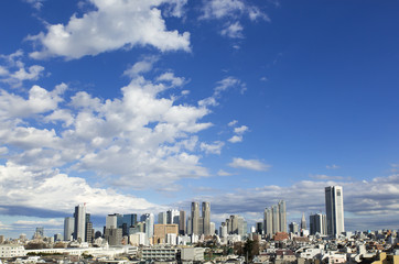 Obraz premium 新宿高層ビル群 快晴 青空 大空コピースペース 青空に流れる白い雲