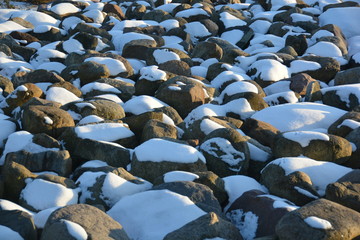 Fototapeta premium geordnete Findlinge im Schnee
