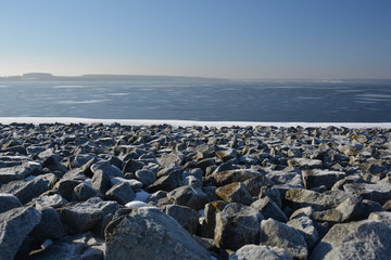 Sanierte Uferzone am künstlichen See