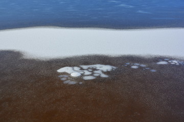 Obraz premium Eis und Schnee auf neuem See