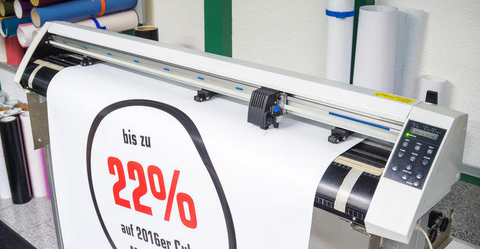 Werbetechnik / Schneideplotter schneidet Werbung aus Klebefolie