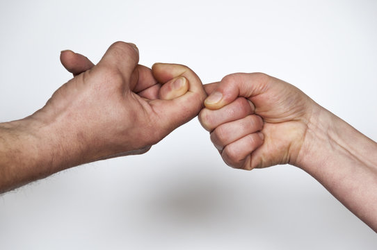 Fingerhakeln / Hand von Mann und Frau loesen ein Konflikt mit Fingerhakeln.