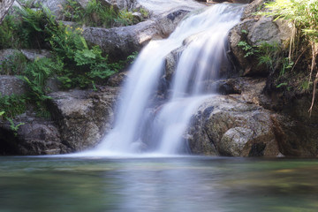 Fototapeta na wymiar Wasserfall an einer Badepumpe auf Korsika