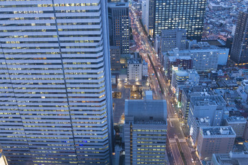 新宿　摩天楼の新宿高層ビル群を見下ろす 夜景　トワイライト　クローズアップ　青梅街道