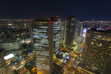 Fototapeta na wymiar 新宿　摩天楼の新宿高層ビル群を見下ろす 夜景　俯瞰 広角　東京スカイツリーも望む