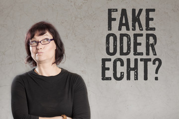 Frau stellt Frage nach Fake oder Echt