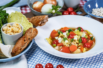 Minestrone mit Wirsingkohl, Karotten, Weissen Bohnen, Cobbettis