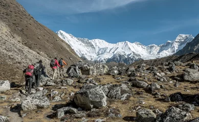 Photo sur Plexiglas Cho Oyu A group of tourists is on the moraine on the background of the massif Cho Oyu - Gokyo region, Nepal
