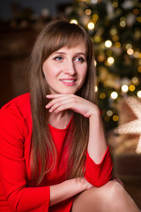Naklejka premium Girl on the background of Christmas tree