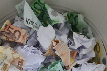 Geld im Müll