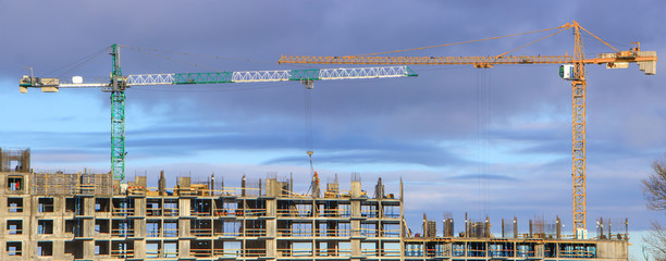 Construction of high-rise building tower crane © CreativeSuburb