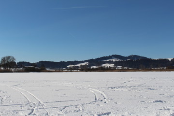 Eingefrorener See vor Berg