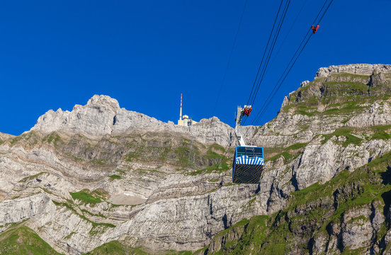 Cablecar running towards Santis