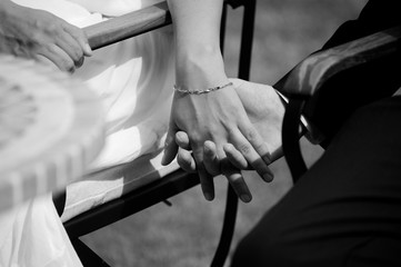 Obraz premium Merried couple holding hands