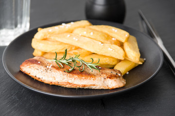 Putenschnitzel mit Pommes Frites